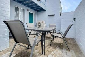 una mesa y sillas en un patio en 3-Bed with Alfresco Dining & Pool in Batemans Bay, en Batemans Bay