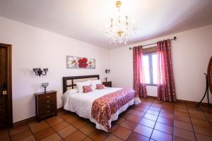 A bed or beds in a room at Casa Rural Los Llanos Még 37 kép