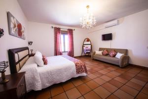A bed or beds in a room at Casa Rural Los Llanos