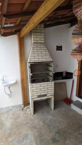 a brick oven in a room with a sink at Casa histórica do escravo isidoro in Diamantina