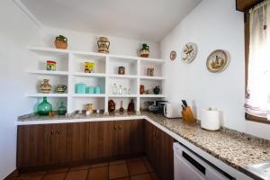 A kitchen or kitchenette at Casa Rural Los Llanos