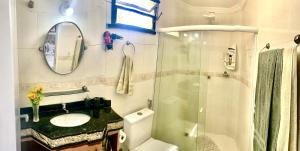 a bathroom with a toilet and a sink and a shower at Top Ap 3 Qts a 3 quadras da orla Sua família sem aperto Não sofra férias, desfrute-as in Aracaju