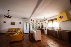 A kitchen or kitchenette at Casa Rural Los Llanos
