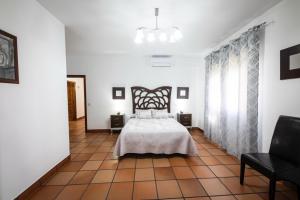 A bed or beds in a room at Casa Rural Los Llanos