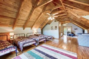 LovelandにあるLarge Log Cabin Chalet w/ Hot Tub - Horses & Lake!の木製の天井が特徴のベッドルーム1室(ベッド3台付) +69枚の写真