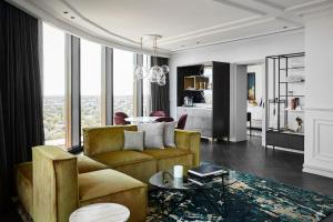 查斯顿Hotel Chadstone Melbourne MGallery Collection的带沙发和桌子的客厅