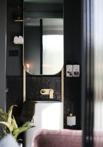 Un baño de The Green Rooms - Luxury themed micro apartments inspired by tiny home design