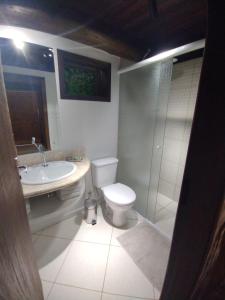 La salle de bains est pourvue de toilettes, d'un lavabo et d'une douche. dans l'établissement Casa da Lagoa - Gasthaus Pomerode, à Pomerode