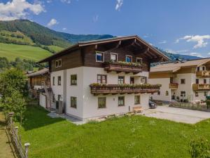 ein Haus in den Bergen mit Balkon in der Unterkunft Strasshof in Stuhlfelden