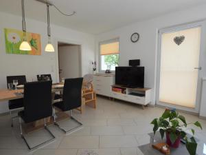 a living room with a dining table and a tv at Karo in Mittersill