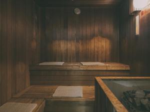 a sauna with two beds and a bath tub at Chalet Shiga in Yamanouchi