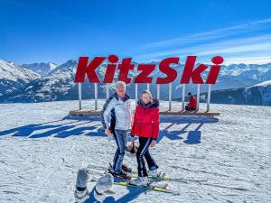 un hombre y una mujer de pie en los esquís en la nieve en Kitzbüheler Alpenlodge Top A8 en Mittersill