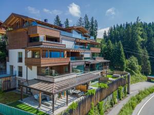 una casa con balcones de madera en una colina en Kitzbüheler Alpenlodge Top A8 en Mittersill