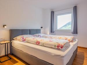 a bed in a room with a window at Hoferlitzlhubgut in Mittersill