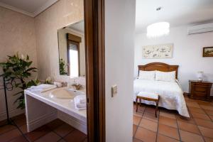 A bed or beds in a room at Casa Rural Los Llanos