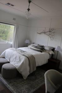 ein Schlafzimmer mit einem großen Bett und einem Fenster in der Unterkunft Gladbyrne in Braidwood
