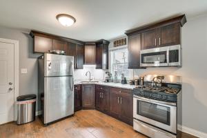 een keuken met houten kasten en roestvrijstalen apparatuur bij Dog-Friendly Blue Island Unit about 18 Mi to Chicago! in Blue Island