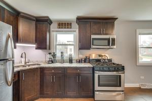 Gallery image of Walk to Metra Pet-Friendly Blue Island Apt in Blue Island +23 photos