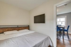 Postel nebo postele na pokoji v ubytování Walk to Metra Pet-Friendly Blue Island Apt