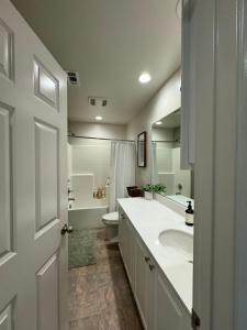 uma casa de banho branca com um WC e um lavatório em Newly Built 4 Bedroom 2.5 Bath with Pool and Spa em Lake Elsinore