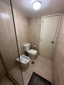 uma casa de banho com um WC e uma cabina de duche ao nível do chão em Apartment in Nueva Cba, amazing location, terrace em Córdoba