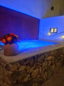 a stage with a stone wall with a blue light at Departamento cómodo y céntrico en Malinalco. in Malinalco