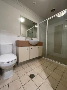 Et badeværelse på Jubilee Apartment 05 - Bring your own linen + 11 billeder