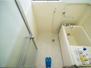 La salle de bains est pourvue d'une baignoire et d'une paire de chaussures bleues. dans l'établissement Murata COPO 305 / Vacation STAY 2893, à Tokyo 17 autres photos