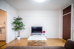 un salon avec une télévision et une table dans l'établissement Murata COPO 305 / Vacation STAY 2893, à Tokyo