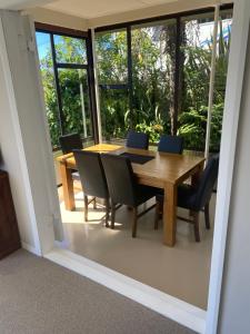 Peaceful Picton Home في بيكتون: غرفة طعام مع طاولة وكراسي
