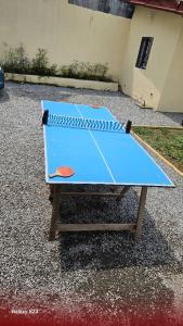 - une table de ping-pong bleue assise au sol dans l'établissement Le Chalet Kapélet, à Kribi