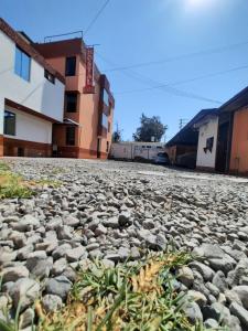 eine Kopfsteinpflasterstraße mit Steinen und Pflanzen darauf in der Unterkunft HOSTAL LARA in Arequipa