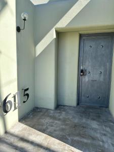 una habitación vacía con puerta y pared en Santa Madre B&B, en San Luis Potosí