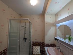 Koupelna v ubytování Gîte Jeu-Maloches, 4 pièces, 7 personnes - FR-1-591-60