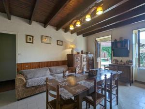 sala de estar con mesa y sofá en Gîte Nohant-Vic, 4 pièces, 6 personnes - FR-1-591-94, en Nohant-Vic