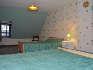 Posteľ alebo postele v izbe v ubytovaní Gîte Arthon, 5 pièces, 11 personnes - FR-1-591-12