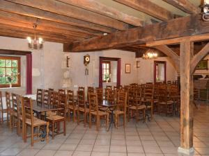 Reštaurácia alebo iné gastronomické zariadenie v ubytovaní Gîte Arthon, 5 pièces, 11 personnes - FR-1-591-12
