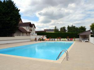 - une piscine en face d'une maison dans l'établissement Gîte Villentrois-Faverolles-en-Berry, 5 pièces, 8 personnes - FR-1-591-26, à Villentrois