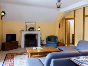 ein Wohnzimmer mit einem Sofa und einem Kamin in der Unterkunft Gîte Arthon, 5 pièces, 8 personnes - FR-1-591-49 in Arthon