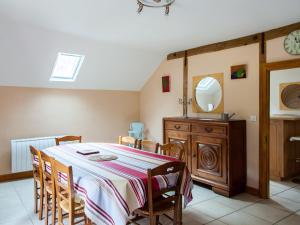 een eetkamer met een tafel met stoelen en een spiegel bij Gîte Arthon, 5 pièces, 8 personnes - FR-1-591-49 in Arthon