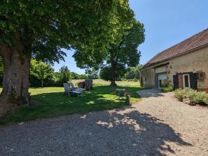 Κήπος έξω από το Gîte familial au calme avec grand jardin, balnéo et loisirs nautiques à proximité - FR-1-591-134