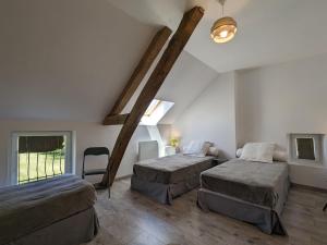 Schlafzimmer im Dachgeschoss mit 2 Betten und einem Fenster in der Unterkunft Gîte Pouligny-Notre-Dame, 3 pièces, 6 personnes - FR-1-591-134 in Pouligny-Notre-Dame