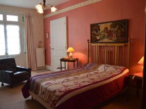 ein Schlafzimmer mit einem großen Bett und einem Stuhl in der Unterkunft Gîte Martizay, 3 pièces, 4 personnes - FR-1-591-67 in Martizay