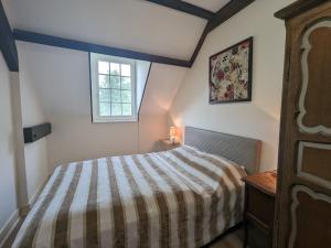 1 dormitorio con cama y ventana en Gîte Communauté de communes Brenne - Val de Creuse-Rosnay, 3 pièces, 5 personnes - FR-1-591-80, en Rosnay