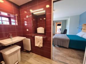 Fotografia z galérie ubytovania Gîte rénové 2022, 20 pers., 8 chambres, PMR, équipements sportifs, parking privé, proche Châtre - FR-1-591-363 v destinácii Le Magny
