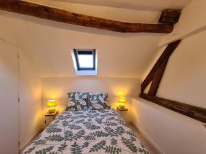 sypialnia z łóżkiem i 2 lampkami na stołach w obiekcie Maison indépendante avec grand jardin, près de lacs et attractions touristiques, idéale pour famille - FR-1-591-381 w mieście Crozon-sur-Vauvre
