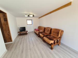 poczekalnia ze skórzanymi krzesłami i telewizorem z płaskim ekranem w obiekcie Maison indépendante avec grand jardin, près de lacs et attractions touristiques, idéale pour famille - FR-1-591-381 w mieście Crozon-sur-Vauvre