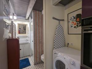 a bathroom with a washing machine and a sink at Gîte "Tout Inclus" en Campagne Berrichonne avec Terrasse & Parking Privé - FR-1-591-419 in Briantes