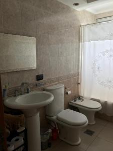 uma casa de banho com um WC e um lavatório em Habitación privada, La Plata em La Plata