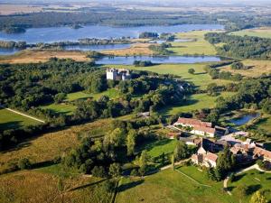 an aerial view of a house on a hill next to a lake at Séjour nature au cœur du Parc de la Brenne: gîte 4 chambres, jardin et terrasse, proche de Rosnay - FR-1-591-141 in Rosnay